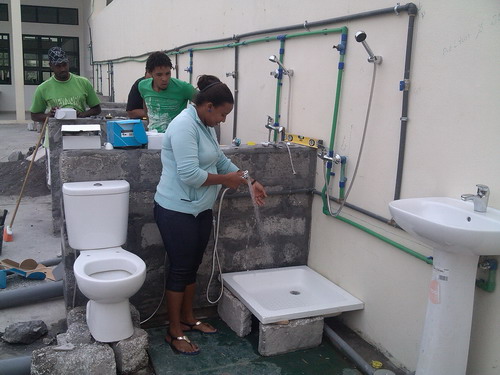 Gli studenti verificano il funzionamento dell'impianto dei sanitari provvisori