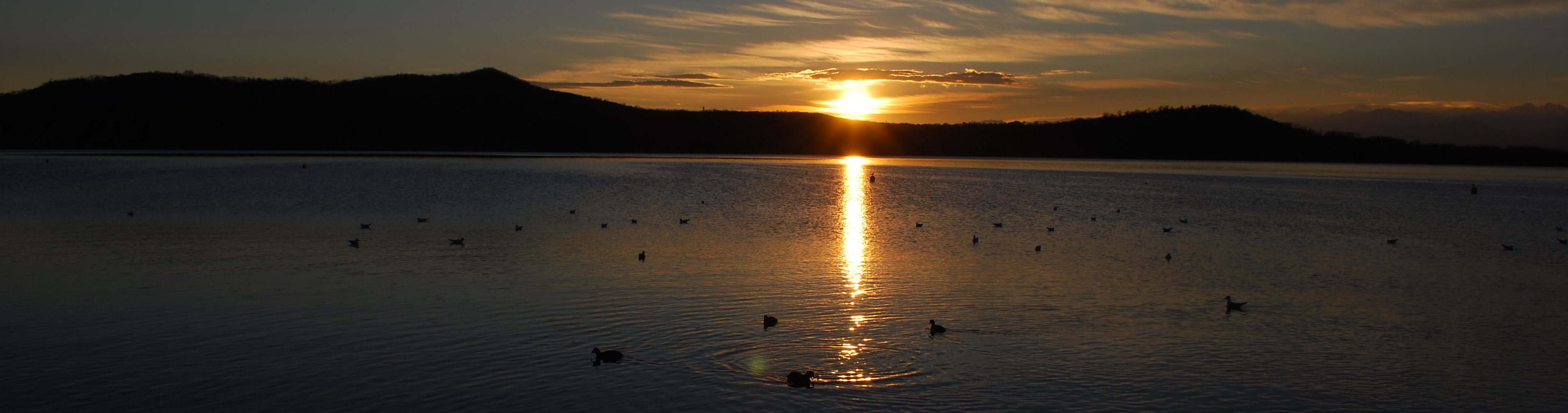 Fotografia del sole che tramonta sul Lago di Viverone